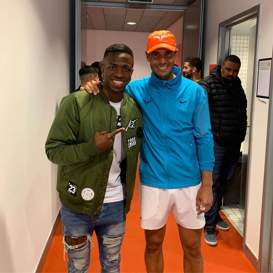 ヴィニシウス・ジュニオールのインスタグラム：「Fenómeno y Madridista. Un placer conocerte! Eres grande @rafaelnadal 🔝💪🏾💫」