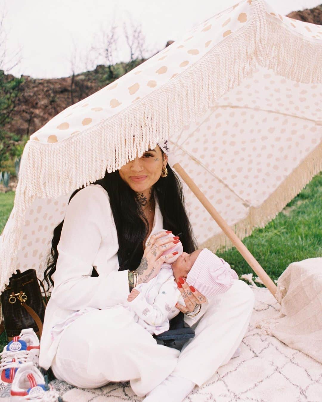 ケラーニさんのインスタグラム写真 - (ケラーニInstagram)「amber wins for best photos and adeya wins for not spitting up on me while i was wearing all white 🤯 @amberasaly」5月10日 5時51分 - kehlani