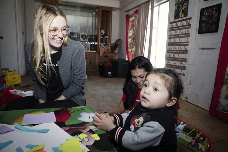 ダコタ・ファニングさんのインスタグラム写真 - (ダコタ・ファニングInstagram)「Recently I met Victoria, an Early Childhood Coordinator for @SavetheChildren on a visit to their programs in the Central Valley of California. Every week, Victoria meets with families in their homes to bring books and fun, educational activities to help parents build skills to support their children’s growth and make sure their young ones are ready to enter preschool. Victoria is a true champion for children, and I am very honored to recognize her as one of @SavetheChildren’s centennial #changemakers!  Thank you, Victoria, for inspiring me, and for all that you do for your community! To nominate someone you know as a changemaker, visit the link in my bio.」5月10日 5時44分 - dakotafanning