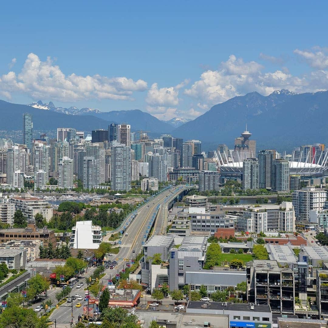 バンクーバー観光局- Tourism Vancouverさんのインスタグラム写真 - (バンクーバー観光局- Tourism VancouverInstagram)「ダウンタウンからずっと南に延びるキャンビーストリート。バンクーバー市民の憩いの場として知られるクイーンエリザベス公園も、このストリート沿いにありますよ。 📷 : @instagramvancouver(Instagram) . . . #カナダ #バンクーバー #Vancouver #旅 #旅行 #女子旅 #旅好き #一人旅 #海外旅行 #トラベル #旅女子 #旅行好きな人と繋がりたい #旅好きな人と繋がりたい #旅行好き #旅行大好き #旅行行きたい #旅に出たい #海外 #旅の記録 #旅の思い出 #旅行記 #旅したくなるフォト #マイトリップ #マイトリ #retrip_global #風景 #世界一周 #ダレカニミセタイケシキ #ダウンタウン」5月10日 6時00分 - vancouvertabi