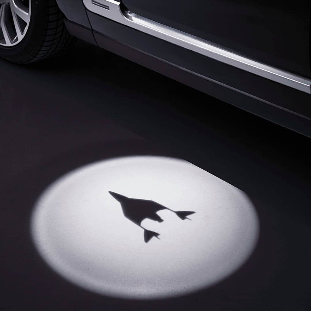 Land Roverさんのインスタグラム写真 - (Land RoverInstagram)「#LandRover has reached new heights in celebration of our @virgingalactic partnership, with the #RangeRover #AstronautEdition - created by our Special Vehicle Operations team exclusively for the pioneers of the Virgin Galactic Future Astronaut Community.  #SV #SpecialVehicleOperations #RangeRoverAutobiography #SUV #Luxury #SpaceShipOne #Spaceflight #Spaceship #Astronaut #Astronauts #VirginGalactic」5月10日 5時56分 - landrover