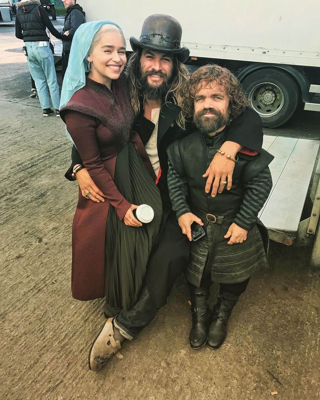 People Magazineさんのインスタグラム写真 - (People MagazineInstagram)「Was Emilia Clarke responsible for the unintentional Starbucks cup in #GameOfThrones? No, she was just wanting a "mid filming cuppa." 😂 Tap the bio link for her joke regarding the now-infamous disposable coffee cup. | #Regram @emilia_clarke」5月10日 6時03分 - people
