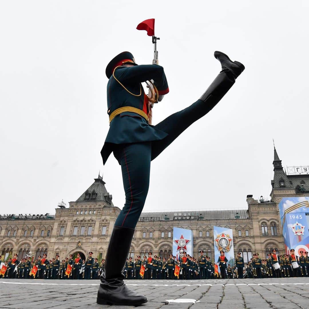 AFP通信さんのインスタグラム写真 - (AFP通信Instagram)「AFP Photo 📷 @torbalancho - A Russian honour guard soldier marches during the Victory Day military parade at Red Square in downtown Moscow on May 9, 2019. Russia celebrates the 74th anniversary of the victory over Nazi Germany.」5月10日 6時05分 - afpphoto