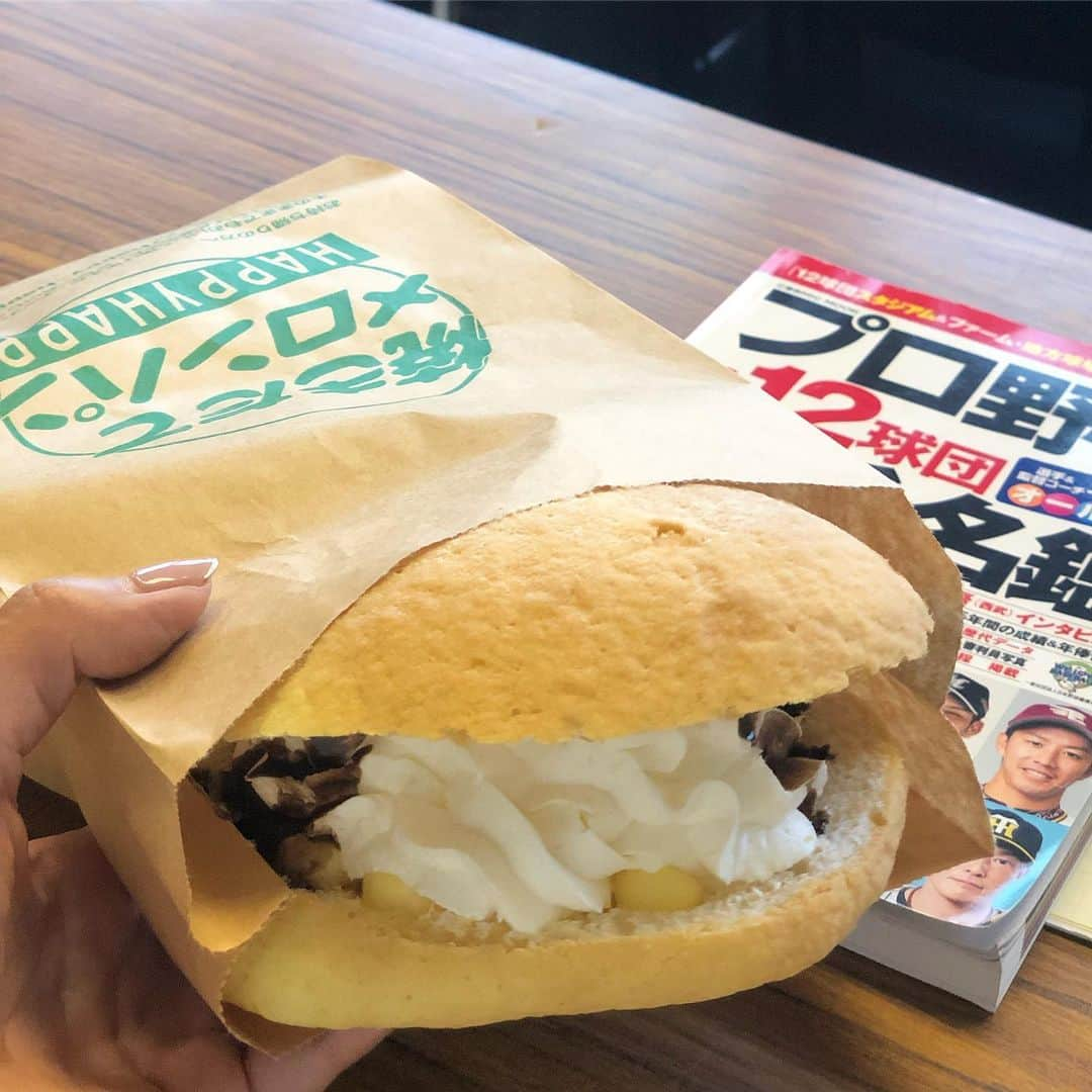 青木英李さんのインスタグラム写真 - (青木英李Instagram)「昨日#県営大宮球場 で食べた物☺︎ #メロンパン #生クリーム大好き #唐揚げ丼 油淋鶏味 #小枝なのに極太な小枝 #次は絶対唐揚げ単品にしてオムソバも食べたい」5月10日 11時35分 - eriaoki_official