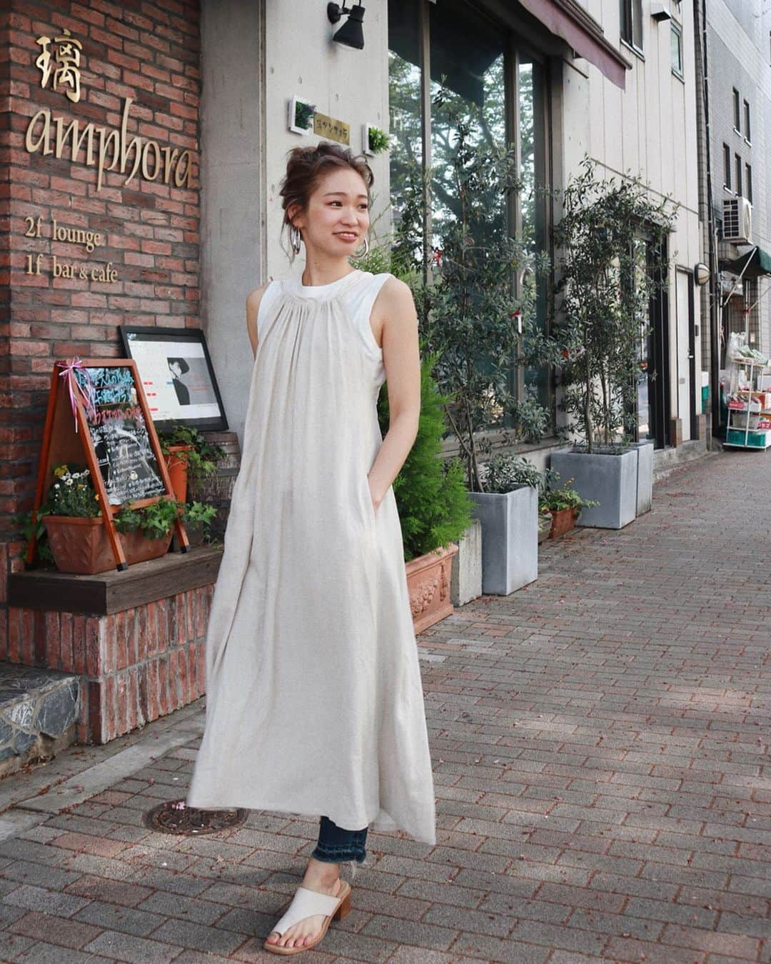 Ungrid staff snapさんのインスタグラム写真 - (Ungrid staff snapInstagram)「. "西宮ガーデン店 @shop_ungrid_aya 163cm" . リネン混素材がナチュラルなワンピース シンプルなのシルエットと大きく開いたバックスタイルがこなれ感を演出！インナーにはシンプルなタンクトップ、ボトムはカジュアルにデニム合わせがオススメ👍🏻☀️ . #リネン混ギャザーデザインワンピース ベージュ ¥10,800(tax in) . #ヘムリメイクストレートデニム 24インチ ¥16,200(tax in) . #カラータンクトップ オフホワイト ¥4,212(tax in) . @ungrid_staffsnap アイテムの詳細は画像のタグ🏷をチェック✔︎ . #ungrid #ungrid_staffsnap #code #styling #rinen #ungriddenim #denim #summer #spring #コーデ #ワンピース #リネン #春 #夏 #スタッフ #スタイリング #デニム #サンダル」5月10日 11時38分 - ungrid_staffsnap