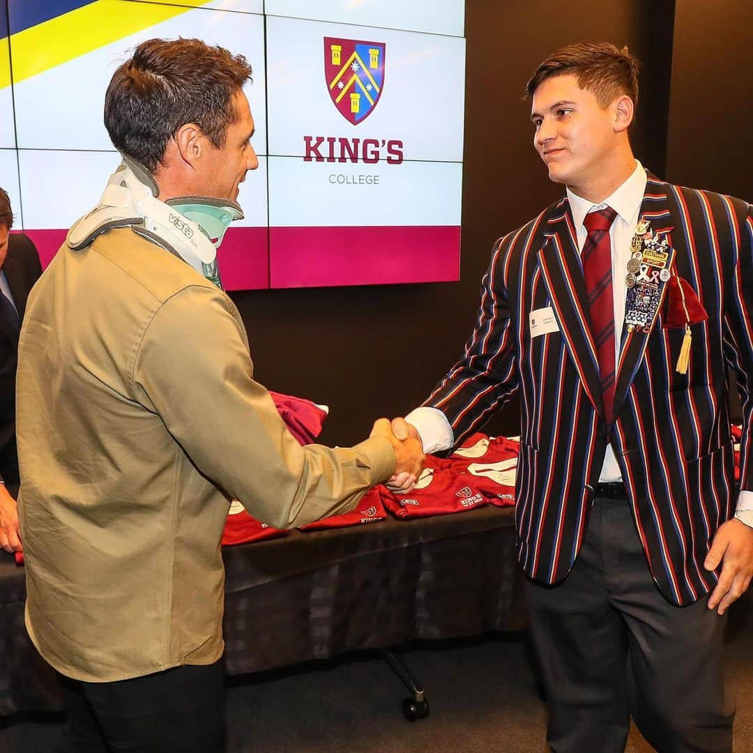 ダニエル・カーターさんのインスタグラム写真 - (ダニエル・カーターInstagram)「High School rugby is such a special time in a players career. I was lucky enough to share some knowledge as I handed @kingscollegeakl 1st XV their jerseys for the season #highschoolrugby #futureallblacks」5月10日 11時39分 - dancarter_