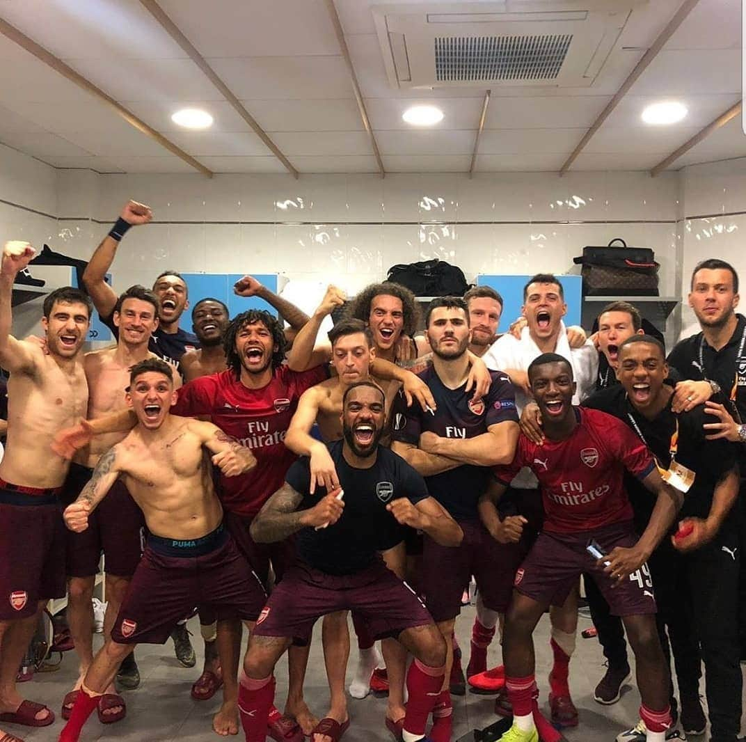 メスト・エジルさんのインスタグラム写真 - (メスト・エジルInstagram)「OFF TO THE FINAL BABY!!! ❤❤ Brilliant night in Spain! 🏆🙌🏼 #TheArsenal #WeAreTheArsenal #YaGunnersYa² #M1Ö @Arsenal」5月10日 6時09分 - m10_official