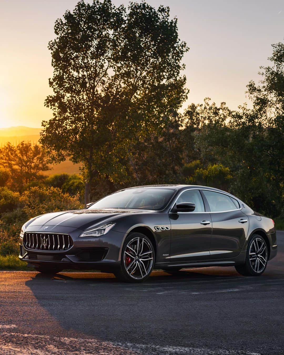 マセラティさんのインスタグラム写真 - (マセラティInstagram)「The sun is fading, but the charme of the #MaseratiQuattroporte never will. #Maserati」5月10日 6時16分 - maserati