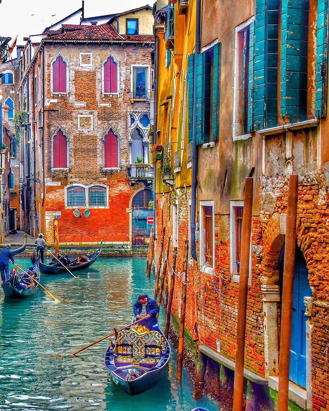 ブルーノマリさんのインスタグラム写真 - (ブルーノマリInstagram)「Venice on our minds. #BrunoMagli #ThursdayThoughts #VenetianSummer」5月10日 6時26分 - brunomagliofficial