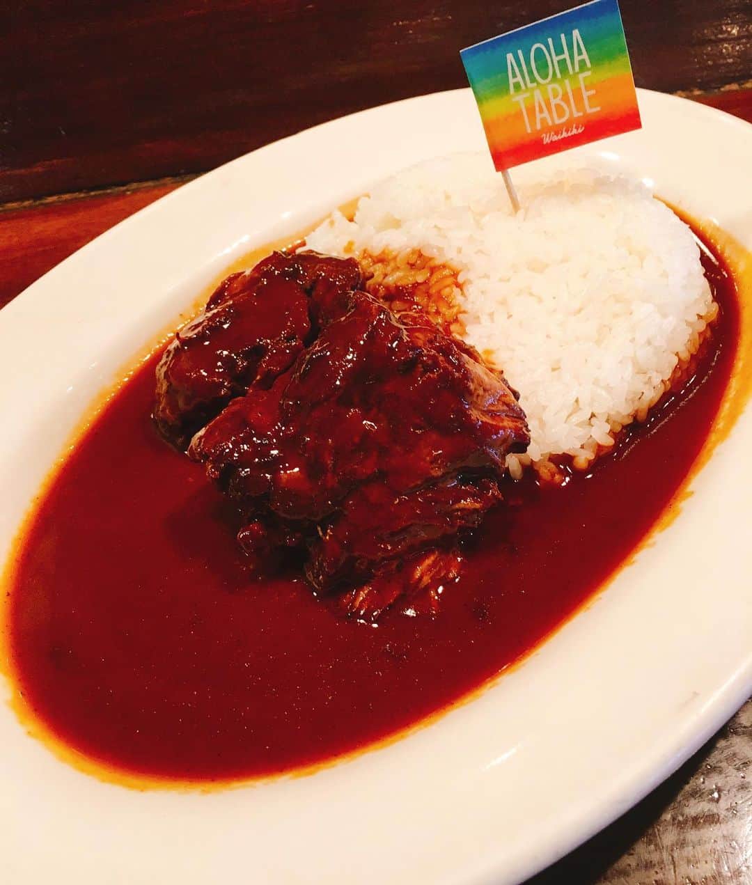 のインスタグラム：「Aloha Curry 🍛  #beefcurry  じっくり煮込んだ柔らかな牛肉とコナコーヒーなどが隠し味の、ちょっぴりスパイシーなオリジナルカレーソース。 ローカルのリピーターが多い人気メニューです⭐️⭐︎⭐️ #alohacurry #braisedbeef #waikikilunch #waikikidinner #hawaiianrestaurant #hawaiianfood #konacoffee #hawaiisbestkitchens #honolulufoodies #hawaiigourmet #ワイキキランチ #ワイキキディナー #カレー #ハワイ旅行 #ハワイグルメ #ハワイ好きな人と繋がりたい」