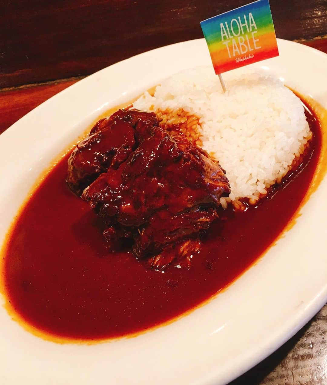 alohatable_waikikiさんのインスタグラム写真 - (alohatable_waikikiInstagram)「Aloha Curry 🍛  #beefcurry  じっくり煮込んだ柔らかな牛肉とコナコーヒーなどが隠し味の、ちょっぴりスパイシーなオリジナルカレーソース。 ローカルのリピーターが多い人気メニューです⭐️⭐︎⭐️ #alohacurry #braisedbeef #waikikilunch #waikikidinner #hawaiianrestaurant #hawaiianfood #konacoffee #hawaiisbestkitchens #honolulufoodies #hawaiigourmet #ワイキキランチ #ワイキキディナー #カレー #ハワイ旅行 #ハワイグルメ #ハワイ好きな人と繋がりたい」5月10日 6時27分 - alohatable_waikiki