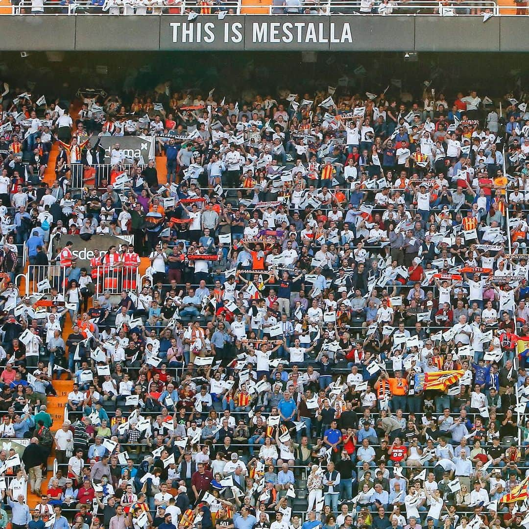 バレンシアCFさんのインスタグラム写真 - (バレンシアCFInstagram)「Thank you to the best fans in the world. Thank you Valencia CF for making us dream. Always Amunt! . 👏🏻 Estamos ORGULLOSOS de vosotros . Y de esta AFICIÓN ENORME 🦇 . JUNTOS hasta el FINAL 🖤 #UnSentimentEtern ♾ . #Valenciacf #amuntvalencia #vcfcentenari #europaleague #matchday」5月10日 6時36分 - valenciacf