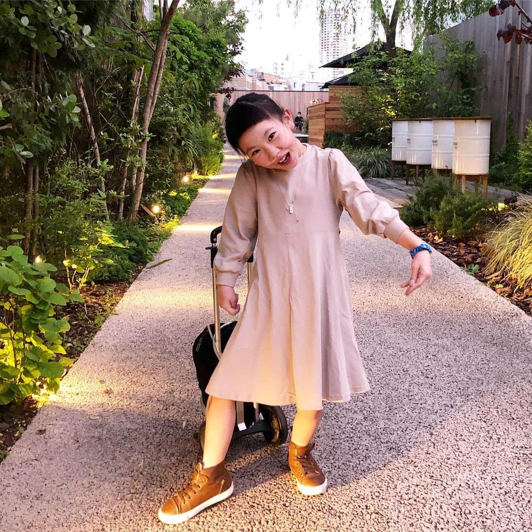 yukiさんのインスタグラム写真 - (yukiInstagram)「#パワーアップ感 #なにこの出で立ち #あなたを見てる方が笑える #明日も学校だ #花金 #milka おはようございます。  スーパーGWのおかげで、 さらにパワーアップ↑(こんな感じ)  ちょっと憂鬱な方も、 やる気満々な方も(私たちかしら...🤣) ゆったりまったり穏やかな週末を❤︎」5月10日 6時37分 - milkayuki