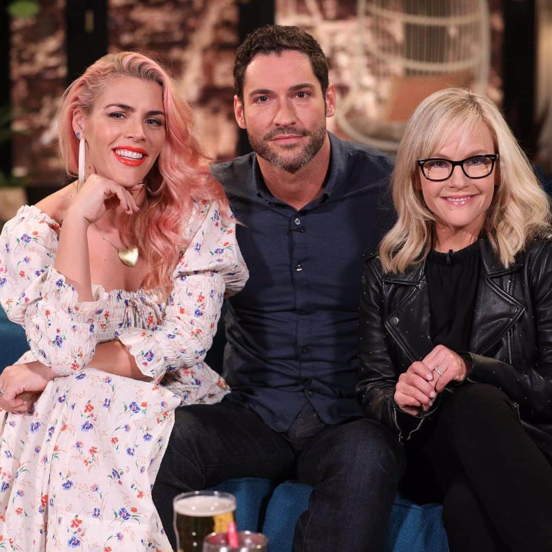 ビジー・フィリップスさんのインスタグラム写真 - (ビジー・フィリップスInstagram)「TONIGHT on Busy Tonight! The devil himself @officialtomellis and the devil's therapist herself @rachaeleharris stop by to discuss @lucifernetflix. Then Kristen and Jen from @imomsohard join us! It's a party! Tonight at 11pm only on E. ❤️❤️❤️❤️❤️❤️」5月10日 6時42分 - busyphilipps