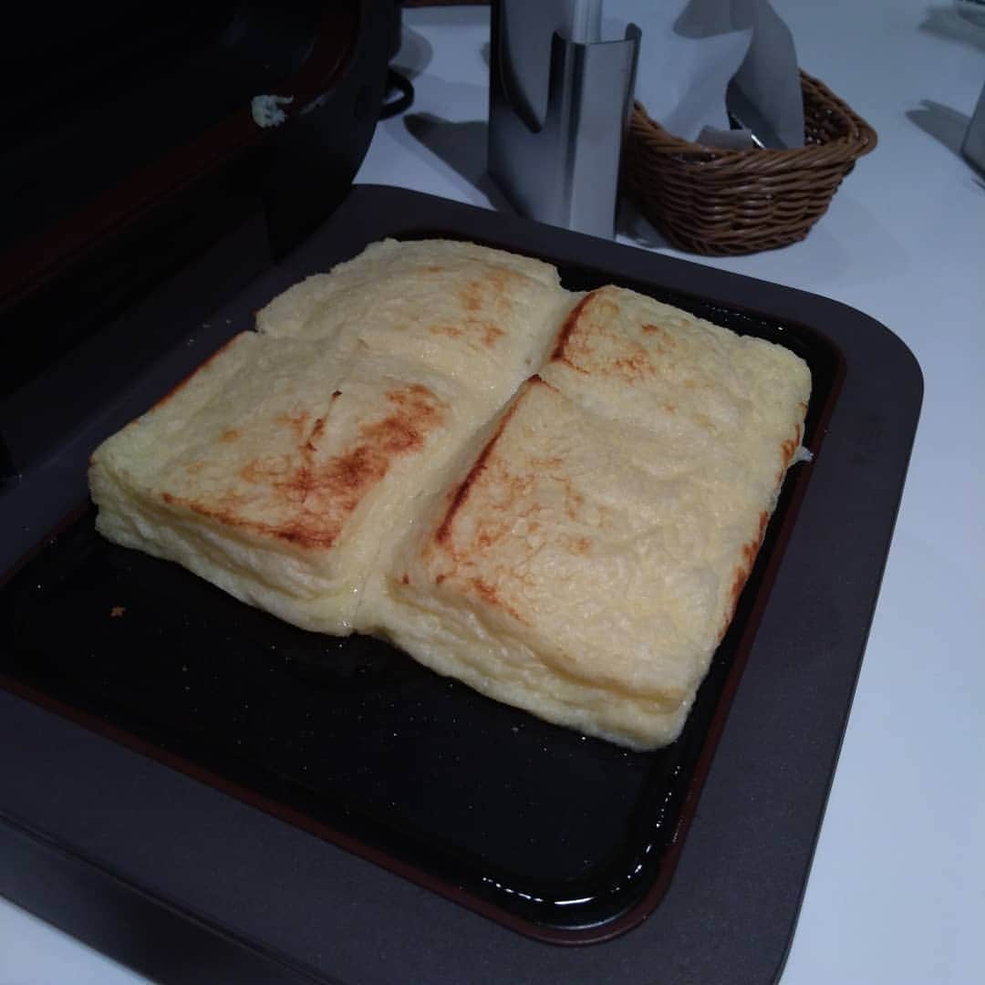早川愛さんのインスタグラム写真 - (早川愛Instagram)「パンだいすき♡♡♡ おいしいおいしい♡♡♡ ・  4月25日に新発売した 三菱ブレッドオーブン体験試食会でトーストした食パン、 サクッとフワッとおいしくて食べ過ぎちゃう♡♡♡ ・  空前の食パンブームですが、 なんとこちらは食パンをおいしくトーストしてくれるんです♡♡♡ ・ オシャレでトースターに見えないから インテリアにもなって 素敵な朝ご飯タイムになりそうです♡♡♡ ・  しかも厚焼き玉子サンドブームの元祖「喫茶マドラグ」の特別メニューのフレンチトースト、とろけた...こんなフレンチトーストたべたことない！感動...♡♡♡ ・  Amazonや量販店EC等のECサイトで購入できるから、ぜひチェックしてみてね♡♡♡ ・ ・ ・  #右目ものもらい中 #三菱ブレッドオーブン #ブレッドオーブン #生食パン #生トースト #トースター #PR」5月10日 6時51分 - megumegu_1006
