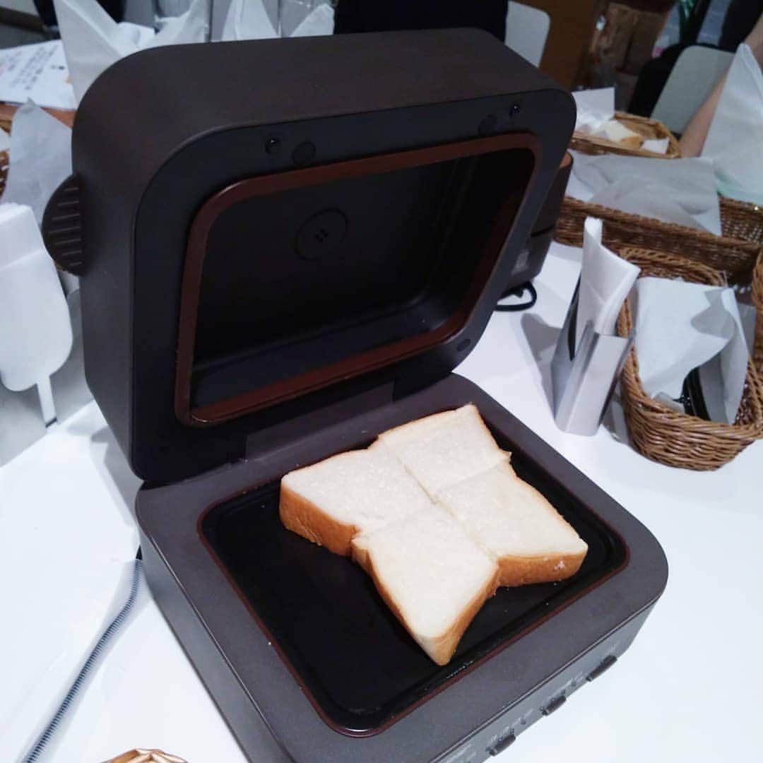 早川愛さんのインスタグラム写真 - (早川愛Instagram)「パンだいすき♡♡♡ おいしいおいしい♡♡♡ ・  4月25日に新発売した 三菱ブレッドオーブン体験試食会でトーストした食パン、 サクッとフワッとおいしくて食べ過ぎちゃう♡♡♡ ・  空前の食パンブームですが、 なんとこちらは食パンをおいしくトーストしてくれるんです♡♡♡ ・ オシャレでトースターに見えないから インテリアにもなって 素敵な朝ご飯タイムになりそうです♡♡♡ ・  しかも厚焼き玉子サンドブームの元祖「喫茶マドラグ」の特別メニューのフレンチトースト、とろけた...こんなフレンチトーストたべたことない！感動...♡♡♡ ・  Amazonや量販店EC等のECサイトで購入できるから、ぜひチェックしてみてね♡♡♡ ・ ・ ・  #右目ものもらい中 #三菱ブレッドオーブン #ブレッドオーブン #生食パン #生トースト #トースター #PR」5月10日 6時51分 - megumegu_1006