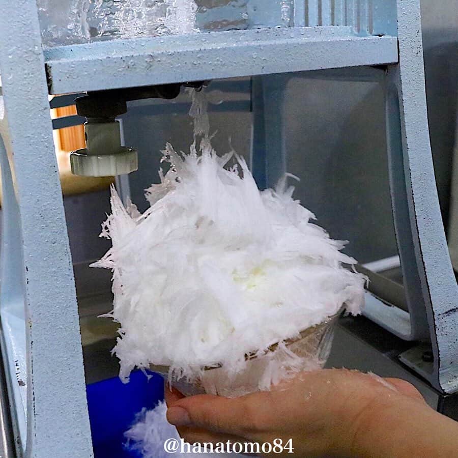 はなともさんのインスタグラム写真 - (はなともInstagram)「. . . ‪巣鴨にある「かき氷工房 雪菓」では 富士山の天然氷に自家製シロップをたっぷりとかけた 絶品かき氷が食べられるぞ‬ . https://www.enjoytokyo.jp/phones/solo/detail/1188/ . 1番人気の「いちごミルク・ショートケーキ風」(1,100円)は、イチゴの美味しさがギュッと凝縮された真っ赤な自家製シロップが印象的！ . 甘酸っぱい自家製イチゴシロップと コクのあるまろやかな練乳のマリアージュは 一度食べるとヤミツキになること間違いなし！ . 続いて鮮やかな黄色が映える 「安納芋(黒蜜付き)」(850円)。 . 種子島産の安納芋を壷焼きして 旨味と甘味をギュッと凝縮させ 手間暇かけて作られた自家製シロップを使用。 . しっとりとした舌触りと  濃厚な芋の甘みが特徴のかき氷です。 . 最後は季節限定の 「SAKURA」(1,200円/5月までの提供)。 . 桜レアチーズ、桜ミルク、桜フロマージュ、桜ゼリー 桜ホイップを使用した春にピッタリな一品です！ . 全てのメニューに練乳を無料でトッピングできるので 来店した際はぜひ頼んでみて！ . 夏場は混み合うので行くなら今ですよー！ . ————————————————— . 住所 : 東京都豊島区巣鴨3-37-6 ‪営業時間 : ‬11:00～17:00 ‪電話番号 : ‬03-5980-9891 ‪席数 : 全19席‬ ‪定休日 : 月曜日‬ . ————————————————— . #カフェ部#カフェ巡り#東京カフェ#東京グルメ#東京スイーツ#スイーツ巡り#かき氷工房雪菓#雪菓#かき氷#かき氷巡り#かき氷好き#かき氷部#かき氷好きな人と繋がりたい#かき氷マニア#かき氷専門店 #はなとも巣鴨」5月10日 6時52分 - hanatomo84