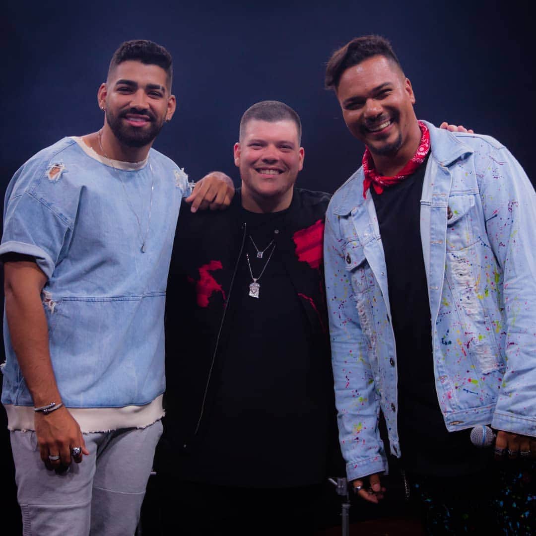 のインスタグラム：「Qual legenda você escreveria nessa foto? 🤔 Enquanto você pensa na frase, que tal passar lá nos apps de música pra ouvir esse trio em #MeArrependi e #50Vezes 😃😉 #AoCuboAoVivoEmCores #tbt @dilsinho @ferrugem @bcbrunocardoso」