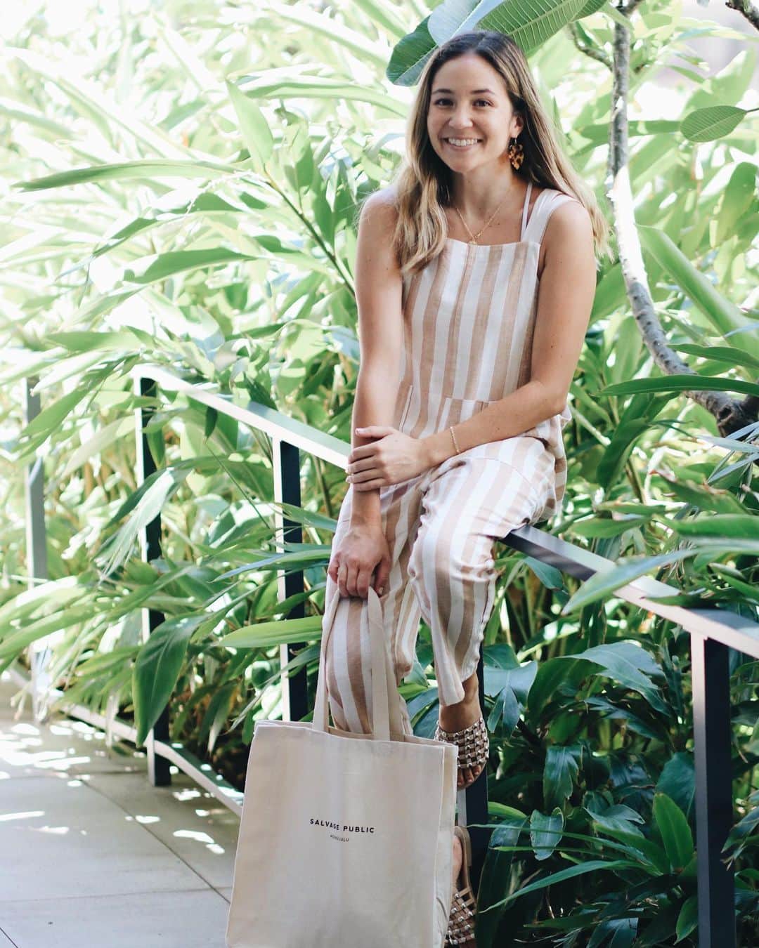 アリッサ ウーテンのインスタグラム：「Hey guys!  Mother’s Day is right around the corner and see what items I picked from @wardvillage that I would like to receive as a Mother’s Day gift or even to give to my fellow Mama friends out there 💕 @reveriehawaiibyaw @cameronhawaii @salvagepublic @mahinasouthshoremarket check out my stories for my detailed info ❤️」