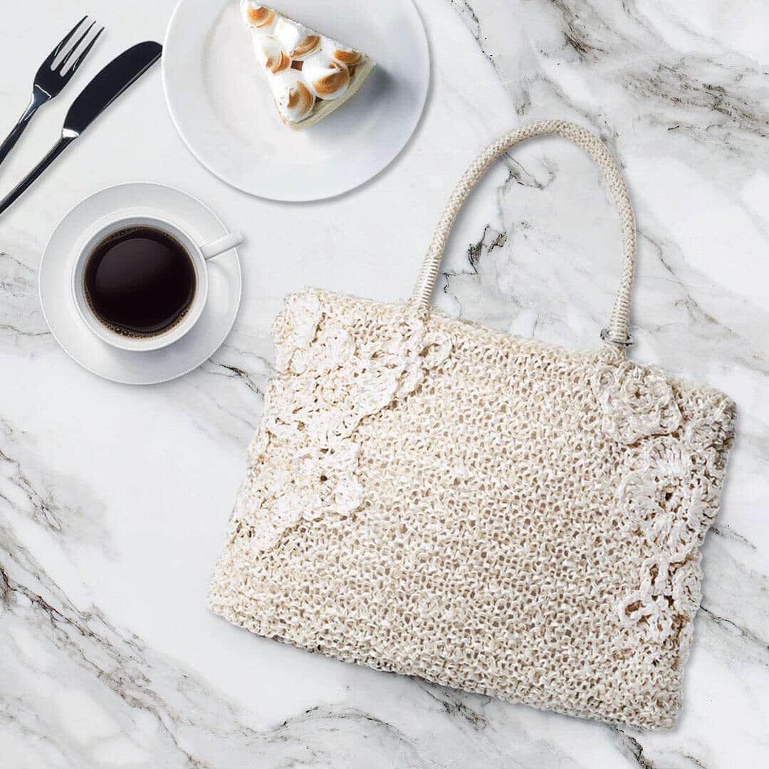 ANTEPRIMAさんのインスタグラム写真 - (ANTEPRIMAInstagram)「Greet the weekend with some summer refreshing essentials. The sophisticated mix of raffia materials and wire cords with lively fiori brooches pattern of our RAFIA PIZZO WIREBAG is what you need.﻿ ﻿﻿ ﻿ ﻿ ﻿ #TGIF #anteprima #SS19 #RAFIAPIZZO #springsummer2019 #springbag #wirebag #anteprimawirebag #fashion #style #stylish  #bag #baglover #bagholic #handbag #instabags #itbag #dailybag  #wirebag  #italy #fashion #style #instafashion #アンテプリマ #ワイヤーバッグ #ミラコレ #キラキラバッグ #春バッグ」5月10日 7時11分 - anteprimaofficial