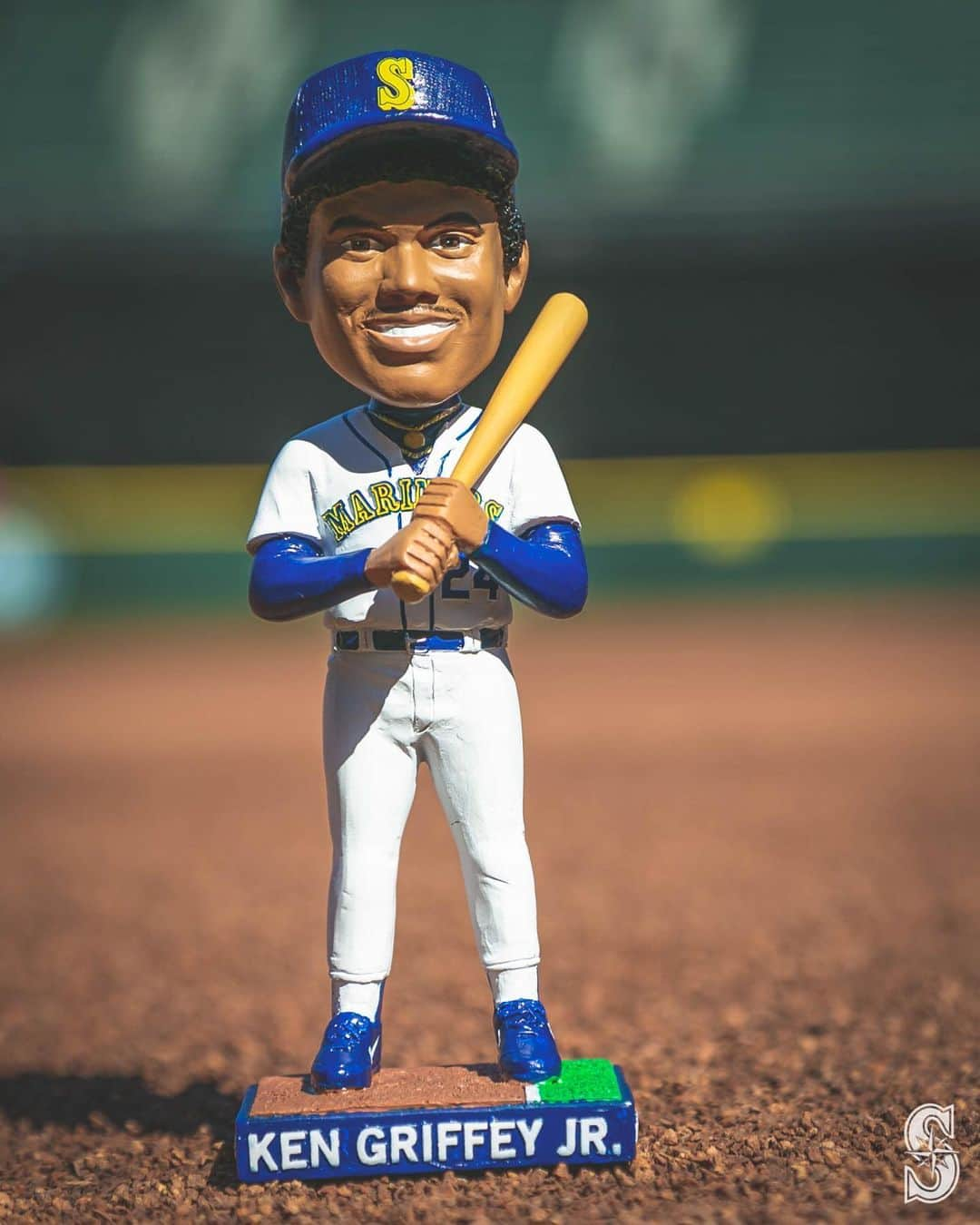 シアトル・マリナーズさんのインスタグラム写真 - (シアトル・マリナーズInstagram)「The Kid. #TBT  Take home the collectible version a week from Saturday—May 18th is Ken Griffey Jr. “Rookie Year” Bobblehead Night.」5月10日 7時11分 - mariners