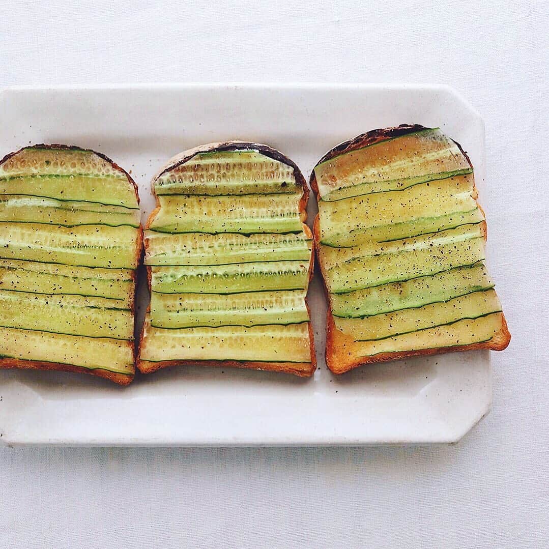 樋口正樹さんのインスタグラム写真 - (樋口正樹Instagram)「Cucumber toast . さっぱりおいしい きゅうりトースト。 パンにバター塗り、 薄切きゅうり敷き、 塩、胡椒をふって。 . . @takaki_bakery_official #きゅうりトースト #タカキベーカリー #石窯パン #山型トースト #cucumber #cucumbertoast #toastsforall」5月10日 7時14分 - higuccini
