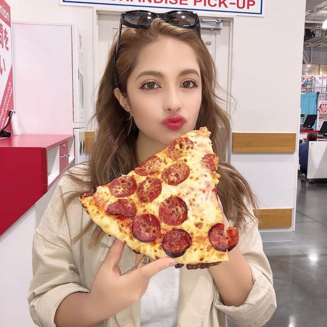 美女美容事情さんのインスタグラム写真 - (美女美容事情Instagram)「《おっきい🍕をぱくっ🤭❤️》 * リポストを使って、素敵な写真📷✨を投稿されてる方を紹介させて頂く⠀⠀⠀ 【💄美女美容事情💅】のコーナーです✨ *⠀⠀⠀⠀⠀⠀ いいねやコメント、フォローして応援してね❤︎🥰🎶⁣ *⠀⠀⠀⠀⠀⠀ 今回ご紹介させて頂きますのは❤︎ MIIICHANさん< @miiichan522 >の素敵なお写真📸 * ピザよりも顔が小さい〜😘はっきりとした目鼻立ちと小顔がとっても魅力的🌼最近のブームは赤リップ💄だそうです💋 *⠀ MIIICHANさんのアカウントには他にも素晴らしい投稿が沢山ありますので是非覗いてみて💁‍♀️💙 *⠀ MIIICHANさん< @miiichan522 > 素敵な投稿ありがとうございました☺️📸✨⠀⠀⠀⠀⠀⠀⠀ △▼△▼△▼△▼△▼△▼△▼△▼△▼⠀⠀⠀⠀⠀⠀⠀⠀⠀⠀⠀⠀⠀⠀⠀⠀⠀⠀⠀⠀⠀⠀⠀⠀⠀⠀⠀⠀⠀⠀⠀⠀ ❤🧡💛「美女美容事情」💚💙💜⠀⠀⠀⠀⠀⠀⠀⠀⠀⠀⠀⠀⠀⠀ 👇掲載ご希望の方は👇⠀⠀⠀⠀⠀⠀⠀⠀⠀⠀⠀⠀⠀⠀⠀ @b_b_j.jタグ付けと🖤 # ビジョビ⠀🖤⠀⠀⠀⠀⠀⠀⠀⠀⠀⠀⠀⠀⠀⠀ をタグ付けお願いします✨⠀⠀⠀⠀⠀⠀⠀⠀⠀⠀⠀⠀⠀⠀⠀ ――――――――――――――――⠀⠀⠀⠀⠀⠀⠀⠀⠀⠀⠀⠀⠀⠀⠀⠀⠀⠀⠀⠀⠀⠀ ～姉妹アカウントのご紹介～⠀⠀⠀⠀⠀⠀⠀⠀⠀⠀⠀⠀⠀⠀⠀⠀⠀⠀⠀⠀⠀⠀⠀⠀⠀⠀ ◇美容情報を紹介している«美女美容事情～Beauty～»⠀⠀⠀⠀⠀⠀⠀⠀⠀⠀⠀⠀⠀⠀⠀⠀⠀⠀⠀⠀⠀⠀⠀⠀⠀ ( @b_b_j.j_b )⠀⠀⠀⠀⠀⠀⠀⠀⠀⠀⠀⠀⠀⠀⠀⠀⠀⠀⠀⠀⠀⠀⠀⠀⠀⠀ ◇美しい旅スポット紹介をしている«美 spot»⠀⠀⠀⠀⠀⠀⠀⠀⠀⠀⠀⠀⠀⠀⠀⠀⠀⠀⠀⠀⠀⠀⠀⠀ ( @b__spo )⠀ ◇ビジョビがお届けするセレクトショップ«bi select» ( @bi_select ) ⠀⠀⠀⠀⠀⠀⠀⠀⠀⠀⠀⠀⠀⠀⠀⠀⠀⠀⠀⠀ よかったらこちらも覗いてみてね✨ ――――――――――――――――⠀⠀ @b_b_j.j⠀ #自撮り #メイク #ヘアスタイル #sweets  #自撮り女子 #セルフィー #フィルター越しの私の世界 #アイメイク #アイライン #眉毛メイク  #チーク #リップメイク  #ナチュラルメイク #エレガント  #夏カラー #夏ファッション  #春コーデ #巻き髪  #ゆるふわ巻き #ピザ  #大人ヘア #ツヤ肌  #オトナカジュアル #オトナ女子  #大人可愛い #大人メイク  #美味しい #可愛い💕」5月10日 7時25分 - b_b_j.j