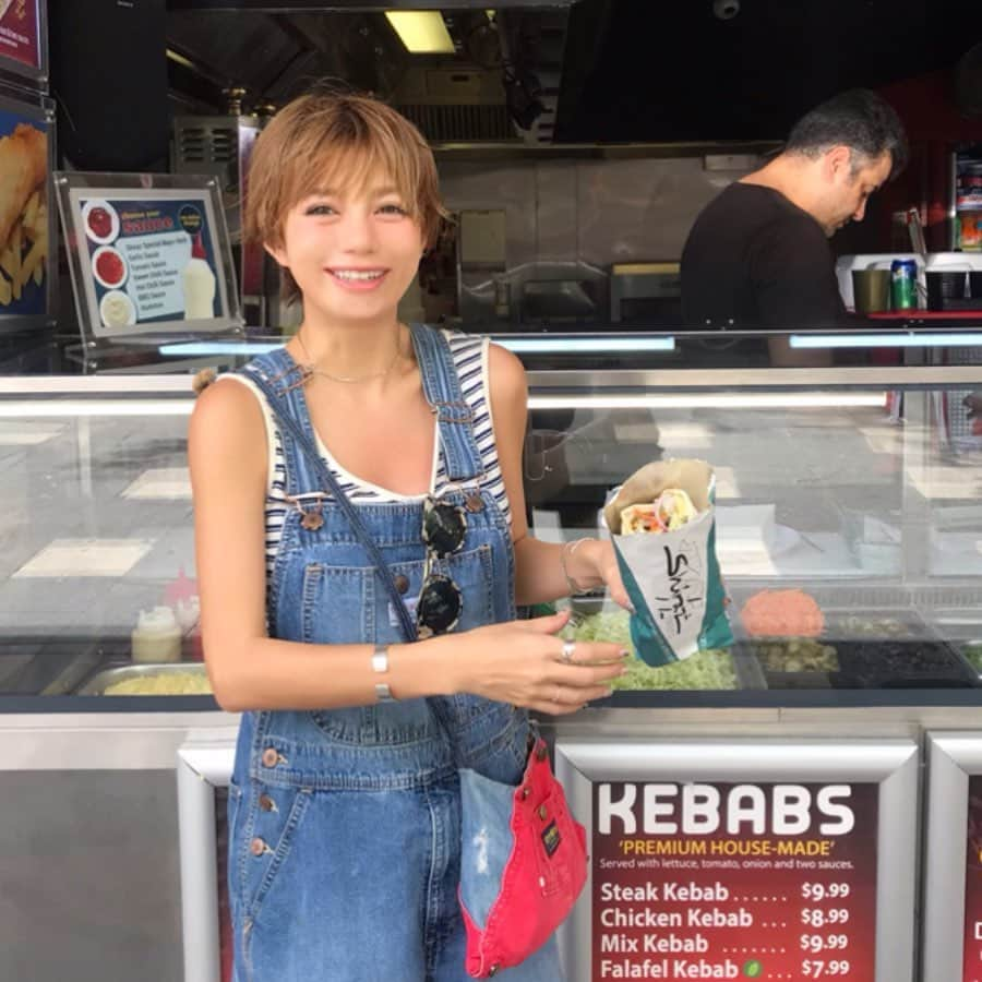 長谷川あやさんのインスタグラム写真 - (長谷川あやInstagram)「🥙🥙🥙 #kebab #goldcoast #queensland #travel #trip #australia #ゴールドコースト #あや飯 #あや旅成長日記 ・ ・ ・ 今日は夏日らしい😋✌️ ・ こんな日はオーストラリアで 毎日食べてたこの巨大ケバブ 食べたくなるーーー(´∀｀)💭 ・ 続けてたYAGBEAUTYCLINICでの #レーザートーニングと #ファビュラスピーリング ✨ ・ 皮とか剥けちゃうのか心配だった ピーリングなんだけど ここのピーリングは施術後 そのまま帰れるし赤くも ならなかったのでかなりほんとオススメです😍🙌 ・ 詳しくはこちら👇 YAGBEAUTYCLINIC 渋谷院 ☏0120915959 ・」5月10日 7時36分 - ayasuke_0516