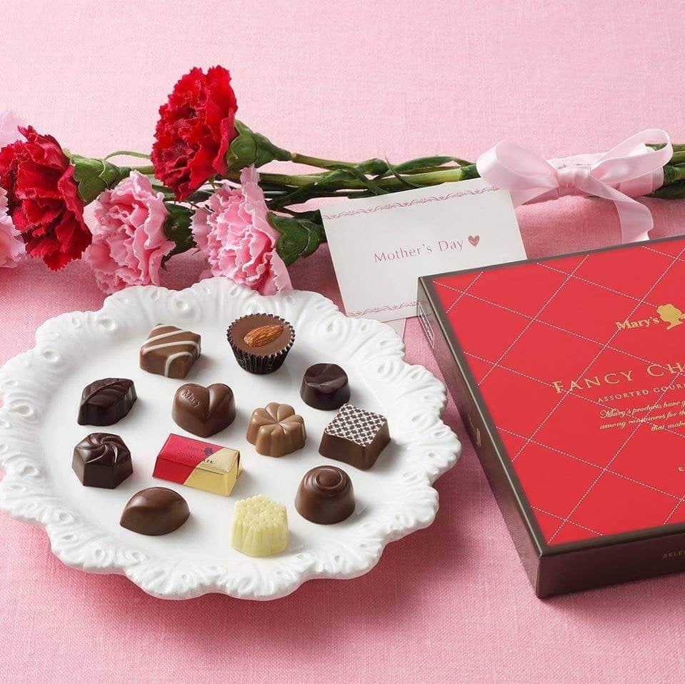 メリーチョコレート(公式) さんのインスタグラム写真 - (メリーチョコレート(公式) Instagram)「Happy Mother's Day♪  今週末の日曜日、5月12日は母の日ですね♪  母の日にお花に赤いパッケージの「ファンシーチョコレート」を添えてプレゼントしてみてはいかがでしょうか。  ストロベリーやバニラなどの味のチョコレートをバラエティ豊かに詰めたファンシーチョコレートはお酒を使っていないので、どなたでもお楽しみ頂けますよ♪  _ #メリーチョコレート #チョコレート #チョコレートのある暮らし #母の日 #母の日ギフト #ギフト #プレゼント #marychocolate #chocolate #chocolat #mothersday #gift」5月10日 7時35分 - marychocolate.jp