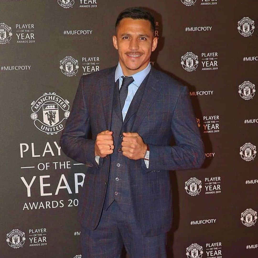 アレクシス・サンチェスのインスタグラム：「@manchesterunited」