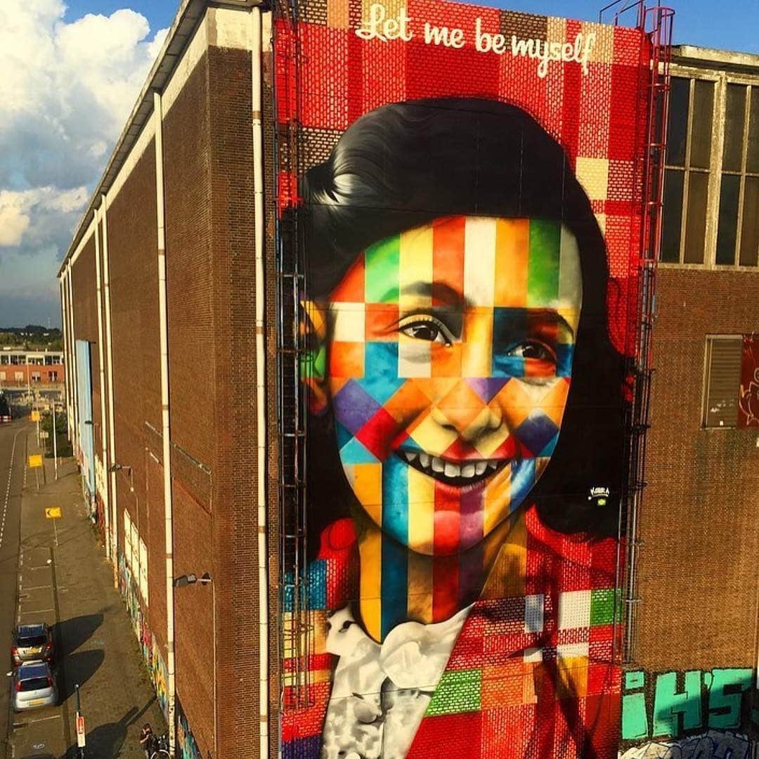 Inspirationさんのインスタグラム写真 - (InspirationInstagram)「“Deixe-me ser eu mesma” Let me be myself (Anne Frank - Vítima do Holocausto) -  Trabalho lindissimo do Muralista Eduardo Kobra.  #decoreinteriores #decorcriative. Follow {@obraeestilo}. __________________ Design Eduardo Kobra Local: Amsterdam, Netherlands」5月10日 7時39分 - decorcriative