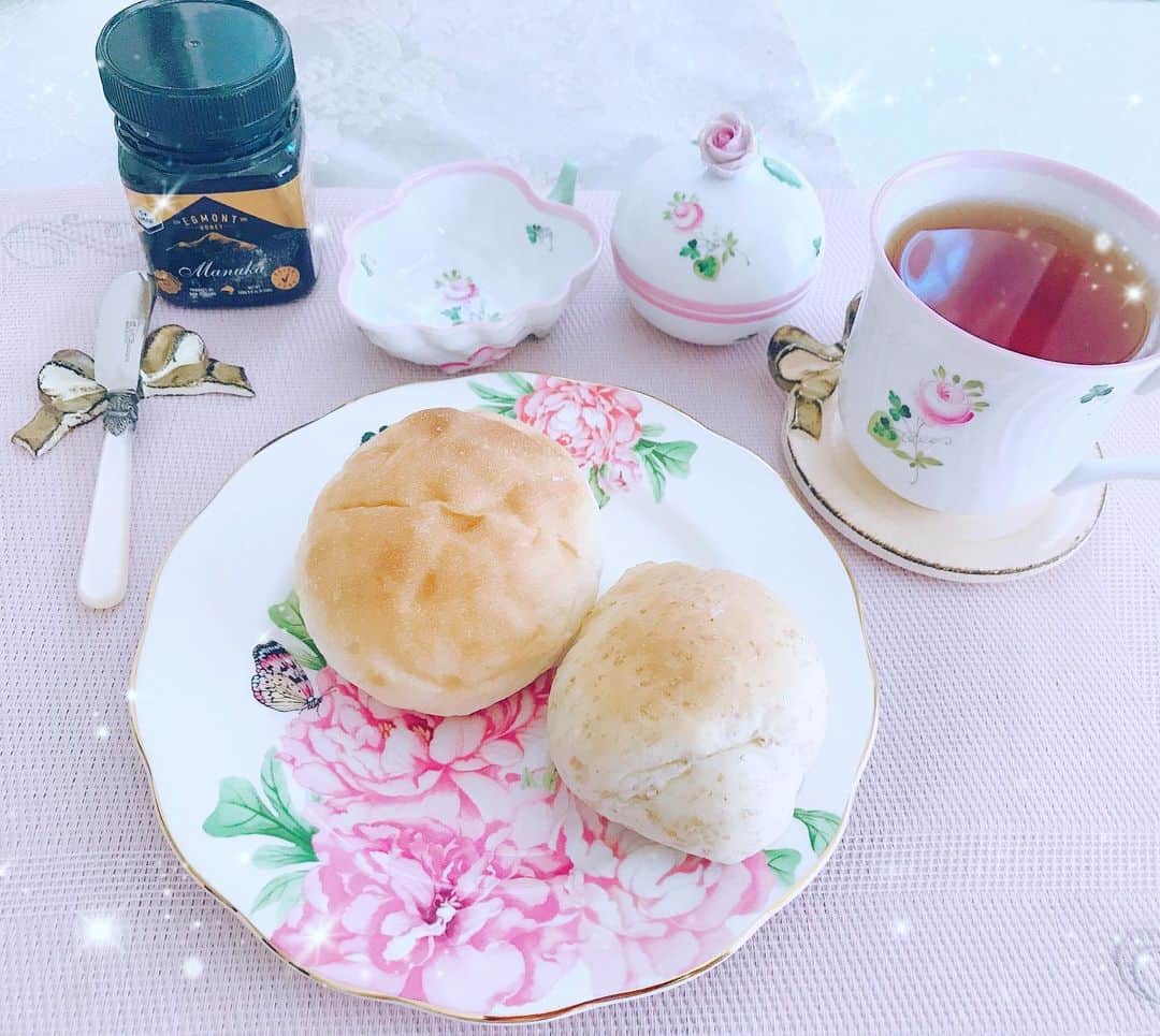 三浦泉さんのインスタグラム写真 - (三浦泉Instagram)「* 今朝の朝食は @hamadaya_mitsuru  濱田屋さんのパン🍞🍴をいただきました❣️ *  シンプルに濱田屋さんの味がわかる”ぱん”と言う名前みたい。 *  パン食べたいと言われたらどんなパンを想像するかなと考えて作られた 食パンの生地を丸めたロールパン🍞 *  全粒粉ロールも美味しい〜🤗✨ * #hamadaya  #パン #朝食 #breakfast」5月10日 7時39分 - princessizu1201