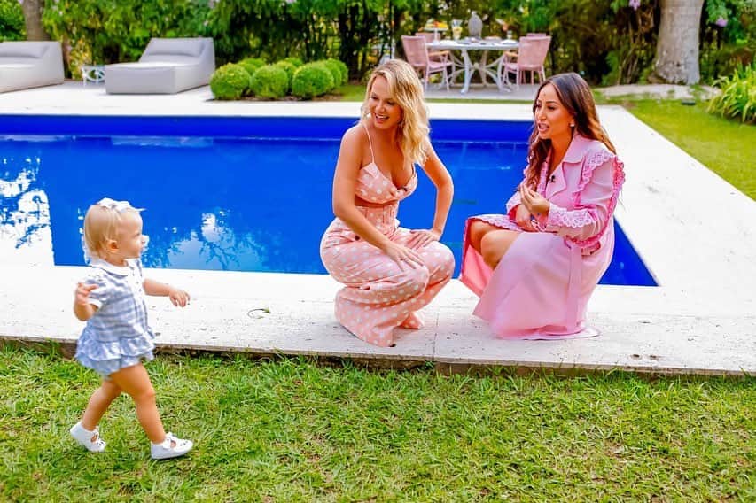 Eliana Michaelichin Bezerraのインスタグラム：「O dia das mães em meu programa está demais. Minha amiga querida @sabrinasato veio nos visitar e Manuela achou um “bichinho” na testa da titia... kkkk. Vai ter karaokê, trolagem, “Cardápio Surpresa” e muita diversão. Zoe tbm fez uma homenagem para sua mamãe linda.  Emocionante.Domingo, às 15h, no SBT#diadasmaes #sabrinasato #programaeliana #emocao #amordemae #maedemenina #maedemenino Foto: @gabrielcardosofoto」
