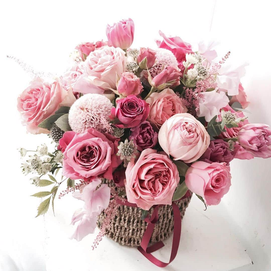 Florist.janeさんのインスタグラム写真 - (Florist.janeInstagram)「이번 블스 로즈데이 상품들 💕  수량이 한정되어있어 주문을 많이 못받아요ㅠㅠ 미리미리 주문주세요💕 #블스로즈데이상품 👈🏻태그타고 들어가시면 상품 구성 확인 가능합니다 :) . . . *시장 상황에따라 100% 사진과 동일하게는 나올 수 없습니다. 최대한 비슷하게 또는 더욱 예쁘게 진행해드리니 참고 부탁드려요💕 . . . 👏🏻모든 주문건은 예약제로 받습니다.꽃이 필요한 날 기준으로 3,4일 전 미리 예약주세요😻 ✌🏻주문/ 클래스문의 - janejoung310 카카오톡 (레슨중에는 전화 상담이 어렵습니다. 카카오톡 주시면 빠르게 상담 도와드리겠습니다) . . . . . . #로즈데이 #여자친구선물 #로즈데이🌹 #로즈데이꽃다발  #꽃다발 #꽃주문 #꽃 #꽃스타그램 #일상 #데일리 #꽃집 #꽃집추천 #강남꽃집 #학동역꽃집 #논현동꽃집 #블루밍스완 #플로리스트 #플라워레슨 #꽃배달 #flowers #daily #florist #pink #🌸」5月10日 7時42分 - jane.florist