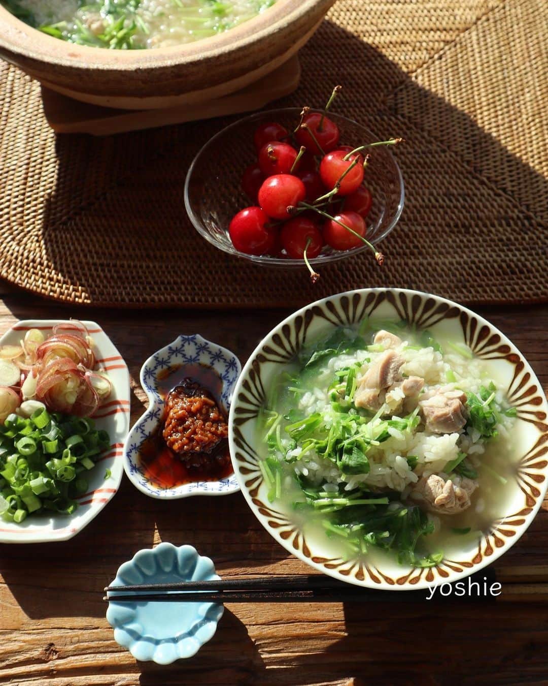 草間淑江さんのインスタグラム写真 - (草間淑江Instagram)「みなさまおはようございます！ 朝食アップ久しぶり！ ５月１０日の朝は、鶏肉と豆苗のお雑炊、さくらんぼです。 今回の旅は、パリとスペインで毎日飲んだり食べたりでしたので、帰国してから調整してました。 お粥やお雑炊で胃腸もいい感じ。 ご馳走様でした。  さて、今日は２８度予報の東京。 一気に暑くなるのかな。 紫外線季節になりました。 みなさま素敵な１日をお過ごしください❤️ #朝食#朝ごはん#お雑炊#簡単朝ごはん#調整朝ごはん」5月10日 7時54分 - yoshie_kusama
