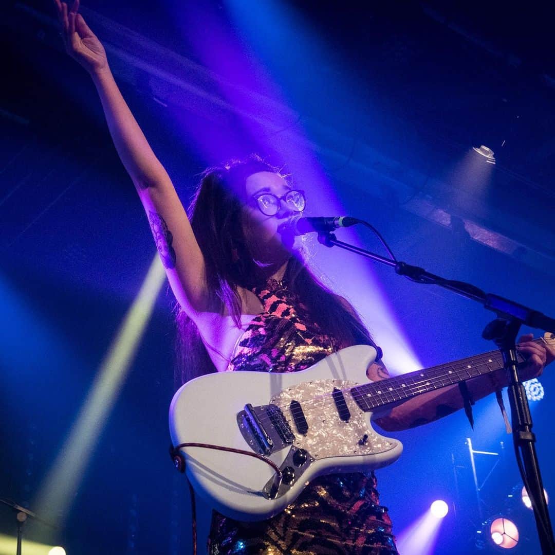 Fender Guitarさんのインスタグラム写真 - (Fender GuitarInstagram)「Incredible opening day at @greatescapefest with @shame @joycrookes @thisiszuzu and @marikahackman smashing it out of the park! Check out our Story!!! 📸- @instapatgraham #TGE19」5月10日 7時48分 - fender