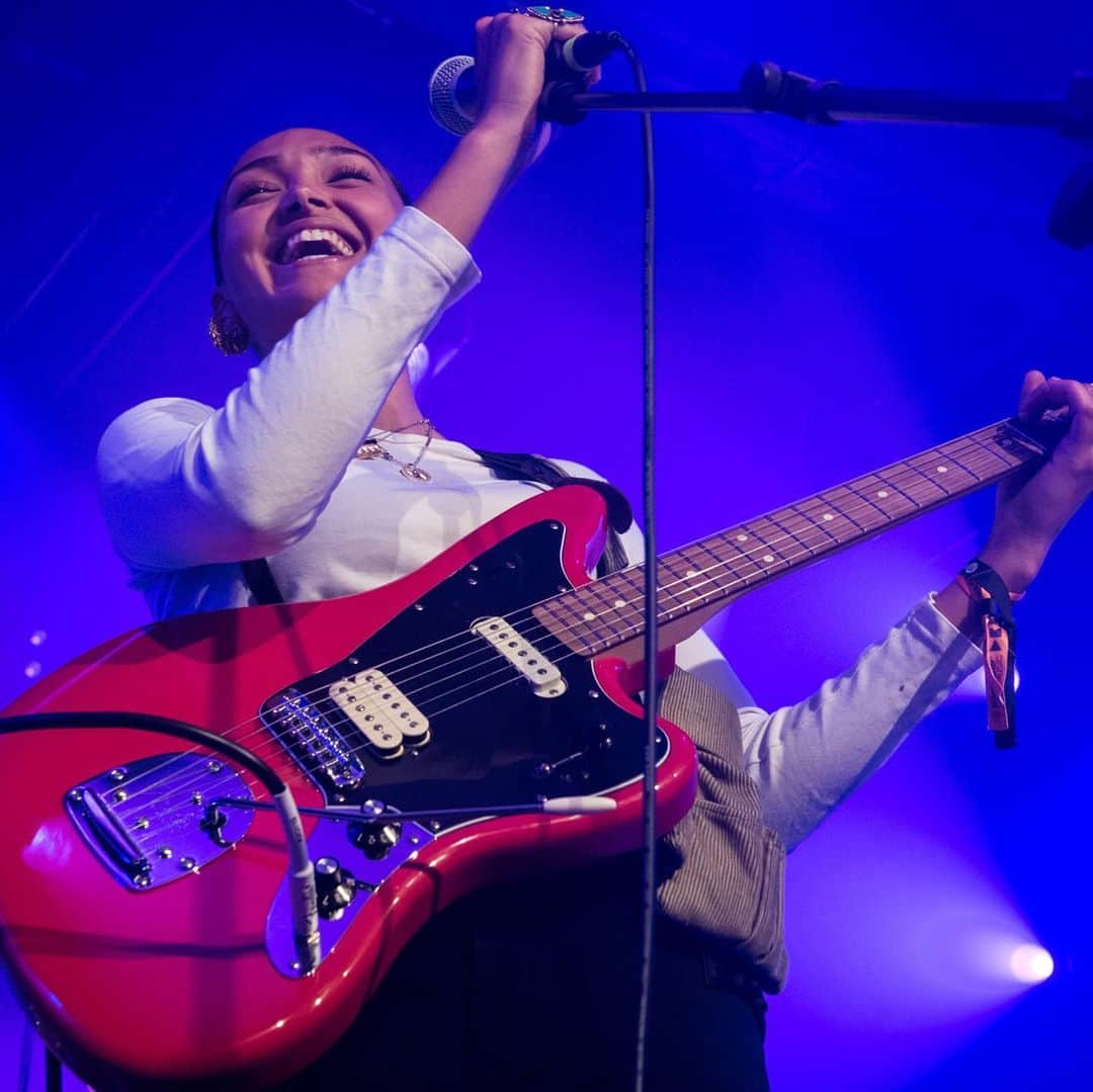 Fender Guitarさんのインスタグラム写真 - (Fender GuitarInstagram)「Incredible opening day at @greatescapefest with @shame @joycrookes @thisiszuzu and @marikahackman smashing it out of the park! Check out our Story!!! 📸- @instapatgraham #TGE19」5月10日 7時48分 - fender