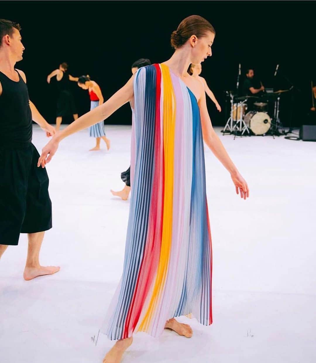 トームさんのインスタグラム写真 - (トームInstagram)「#flashback to #SS18 with #pamtanowitzdance and #Tome signature pleats #art #madebywomen #pamtanowitz 🌈🌈🌈🌈🌈🌈🌈🌈」5月10日 7時50分 - tomenyc