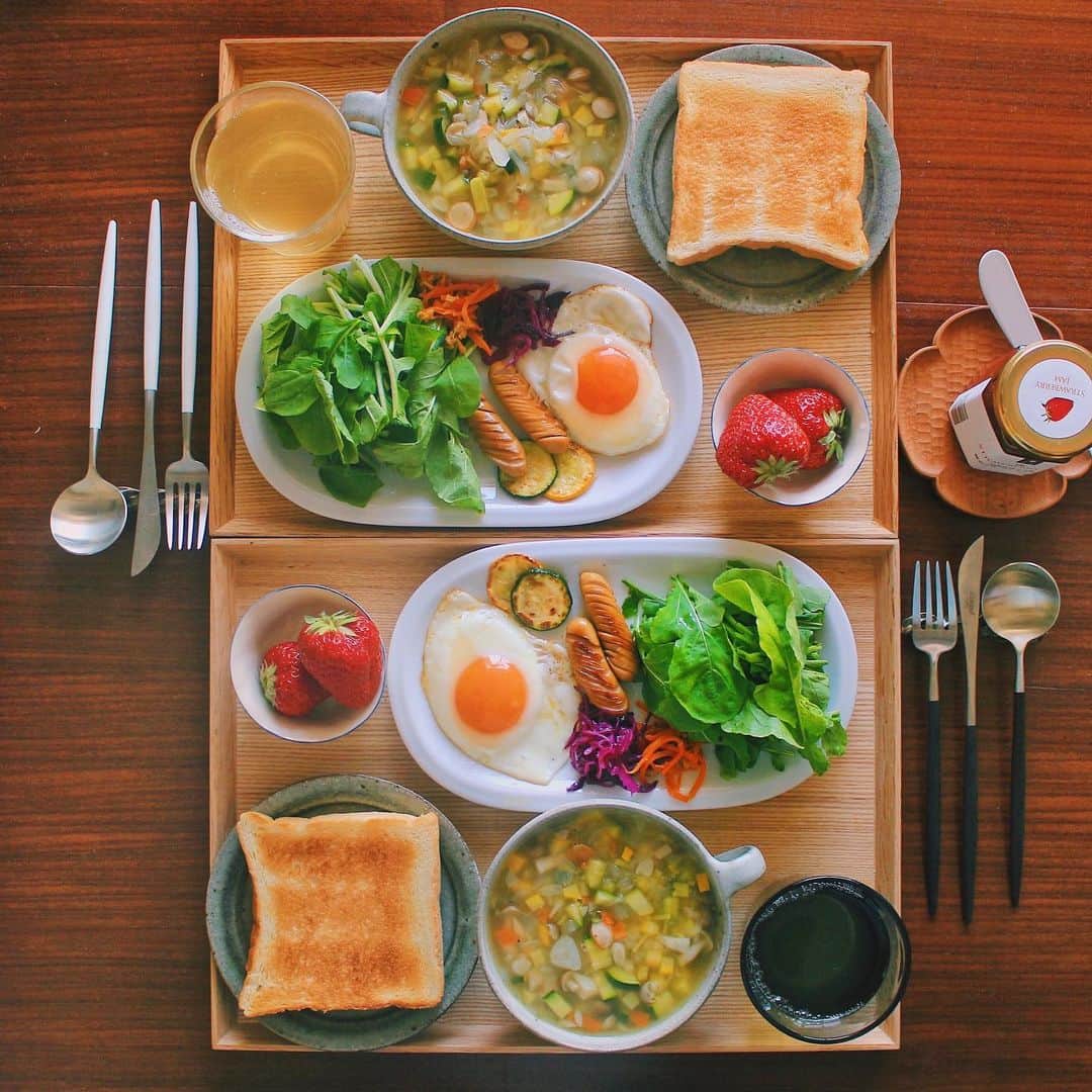 Kaori from Japanese Kitchenさんのインスタグラム写真 - (Kaori from Japanese KitchenInstagram)「2019.5.10 Fri お盆に乗っけた朝ごパン。 ＊＊＊ Good morning! Today’s breakfast:Toast, veggie soup(Garlic, ginger, zucchini, onion, carrot, mushroom and sausage, all ingredients are chopped), sunny side up egg, arugula salad, grilled zucchini, marinated red cabbage, stir-fried carrot and tuna, and strawberries. Oval plate is 1970’s Japanese Tajimi porcelain, it would have been exported to France. ・ 久々のパン投稿でおはようございます。 たっぷりのお野菜にトーストした食パン。 相方が買ってきてくれた 静岡のいちごジャムを添えて。 ど定番だけどやっぱり美味しい。 ・ 美味しいにんにくと生姜が高知から届いたので 刻んで旬野菜と一緒に炒めてスープに。 ズッキーニ、新玉ねぎ、紫キャベツも全部高知産。 カラフルな野菜が増えると 夏が近づいているんだなと感じます。 今日の走り書きはズッキーニです。 ごちそうさまでした。 ・ 📝薬膳走り書き📝 ズッキーニ:余分な熱を取り体に必要な水分を生む効果や、口内の渇きを改善する効果、むくみを取るなどの効果があると考えられている。きゅうりではなくカボチャの仲間。 身体を冷やす食材のため、冷えやすい人はにんにくや生姜を加えて調理するとバランスがとれて◎。 ・ 【おしながき】 トースト( @panya_ashiya_tokyo ) 旬野菜たっぷりスープ ルッコラのサラダ 紫キャベツのマリネ ツナのにんじんしりしり 無塩せきウインナー ズッキーニのオリーブオイル炒め 目玉焼き 静岡の紅ほっぺ ・ おかずを盛りつけた器は1970年代の多治見焼。フランスへ輸出される予定だったデッドストックだそう。日本の陶器がその頃から海外で活躍していたと思うと勝手に誇らしく感じます。全然使ってなかったけど、焼いた魚にも合いそうだし頑丈だしもっと活用しよう。青山ファーマーズマーケットのアンティーク市場で買いました。 明日からプチ旅行で山形へ行ってきます。あまり下調べ出来ておらず、おススメのもの(主に食べ物)あれば是非教えてほしいです。 金曜日もゆるっと頑張りましょう☺︎ ・ #japanesefood #japanesecuisine #breakfast #おうちごはんlover #朝ごはん #おうちごはん #早餐 #아침밥 #薬膳 #うつわ #フーディーテーブル #和食器 #清岡幸道 #japonais #有田焼 #クチポール #cutipol #iittala #イッタラ」5月10日 8時01分 - coco_kontasu
