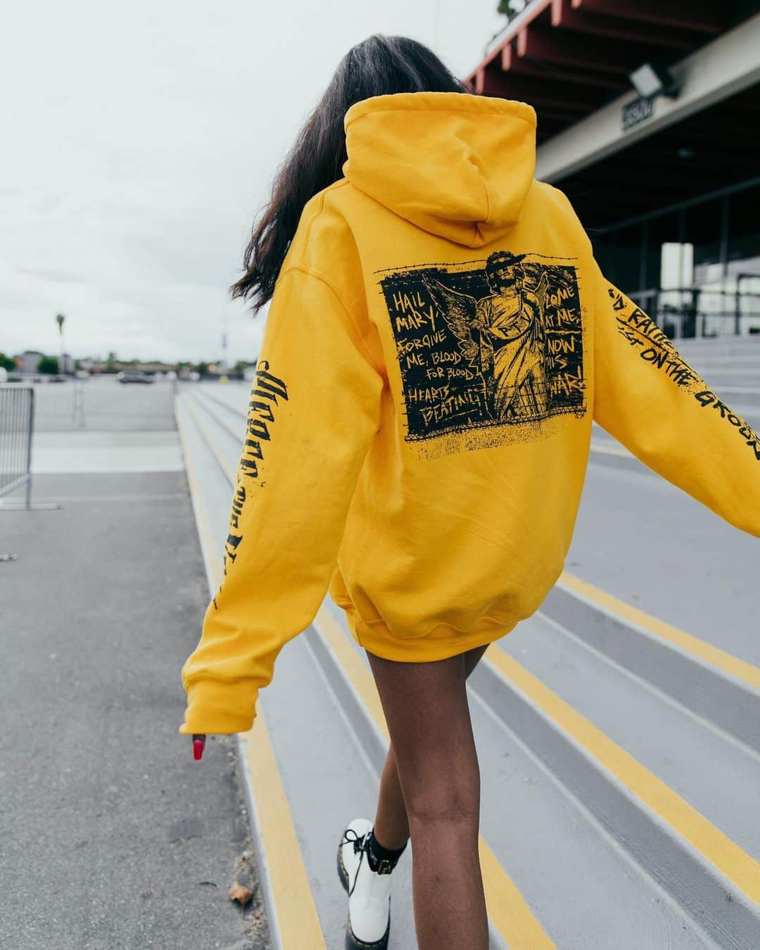 ピアス・ザ・ヴェイルのインスタグラム：「Spring merch is here! LINK IN BIO 🖤  Model: @casxvii  Photos: @celinakenyonweddings Designer: @mikechardcore」