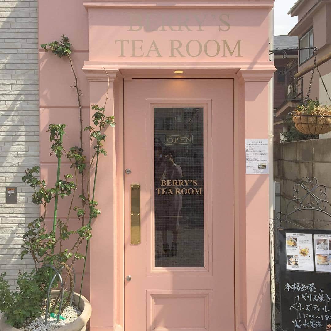 MERYさんのインスタグラム写真 - (MERYInstagram)「. 入り口から可愛い空間だということが分かるこちらは、東京都杉並区 浜田山にある『ベリーズティールーム @berrystearoom 』というカフェ♡本格紅茶とイギリス菓子を味わいながら女子トークを堪能してみませんか？ . MERYでは他にも「かわいい」に近づくさまざまな情報を発信しています。 @mery.beauty コスメ・美容に特化した情報をお届け♡ @mery_spot 話題のカフェやお出かけスポットをご紹介！ こちらもぜひチェックしてみてください！ . . photo by @mih_023 @sakashiii0413 . #MERY #regram #instagram #cafe #tea #teatime #tokyo #tokyocafe #berrystearoom #먹스타그램 #카페스타그램 #카페 #냠냠 #ベリーズティールーム #東京カフェ #浜田山カフェ #鏡 #インスタ映え #スコーン #紅茶 #アフタヌーンティー #洋食器 #おしゃれカフェ #カフェ活 #カフェ #カフェ巡り #カフェ好きな人と繋がりたい #お洒落さんと繋がりたい #MERY女子 #メリー」5月10日 8時00分 - mery.jp