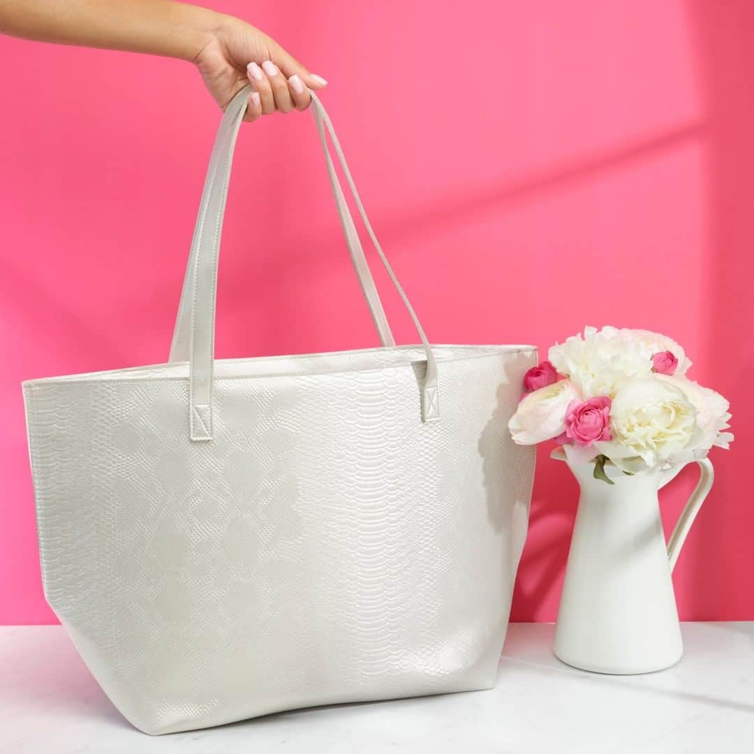 Bath & Body Worksさんのインスタグラム写真 - (Bath & Body WorksInstagram)「Happening Friday & Saturday ONLY!  Our Limited Edition Mother's Day Tote is BACK & just in time for Mother's Day! Details: 💕 $30 with any $30 purchase (Over $117 value!) 💕 8 spring essentials, including 2 exclusives & NEW Gingham, of course! 💕 All in this 👆 super chic Tote!  Want to see more?! Head to our Story for a sneak peek at everything you'll find inside!」5月10日 8時00分 - bathandbodyworks
