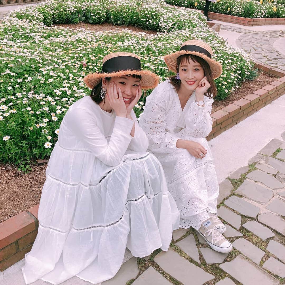 amigo.amigo.5205622さんのインスタグラム写真 - (amigo.amigo.5205622Instagram)「. ★#ママコーデ　★. . 三人でホワイトリンク♡. @manamisotayuta. @sayumikikuno. . 私は、#titivate の @titivatejp #ティアードワンピ　を 着たよー♡. ✔ピアス…@melo_accessory. . #ティティベイト #titivateコーデ #titivatestyle  #ティアードスカート  #熱海#熱海観光 #atami  #熱海旅行 #旅#旅行  #旅フォト #旅ジョ  #旅行コーデ #旅行好き  #旅行好きな人と繋がりたい  #flower#花#ワンピース  #アカオハーブローズガーデン  #ローズガーデン #タビジョ  #いつコ #ootd #ootdfashion  #fashion#instafashion」5月10日 8時07分 - amigo.amigo.5205622