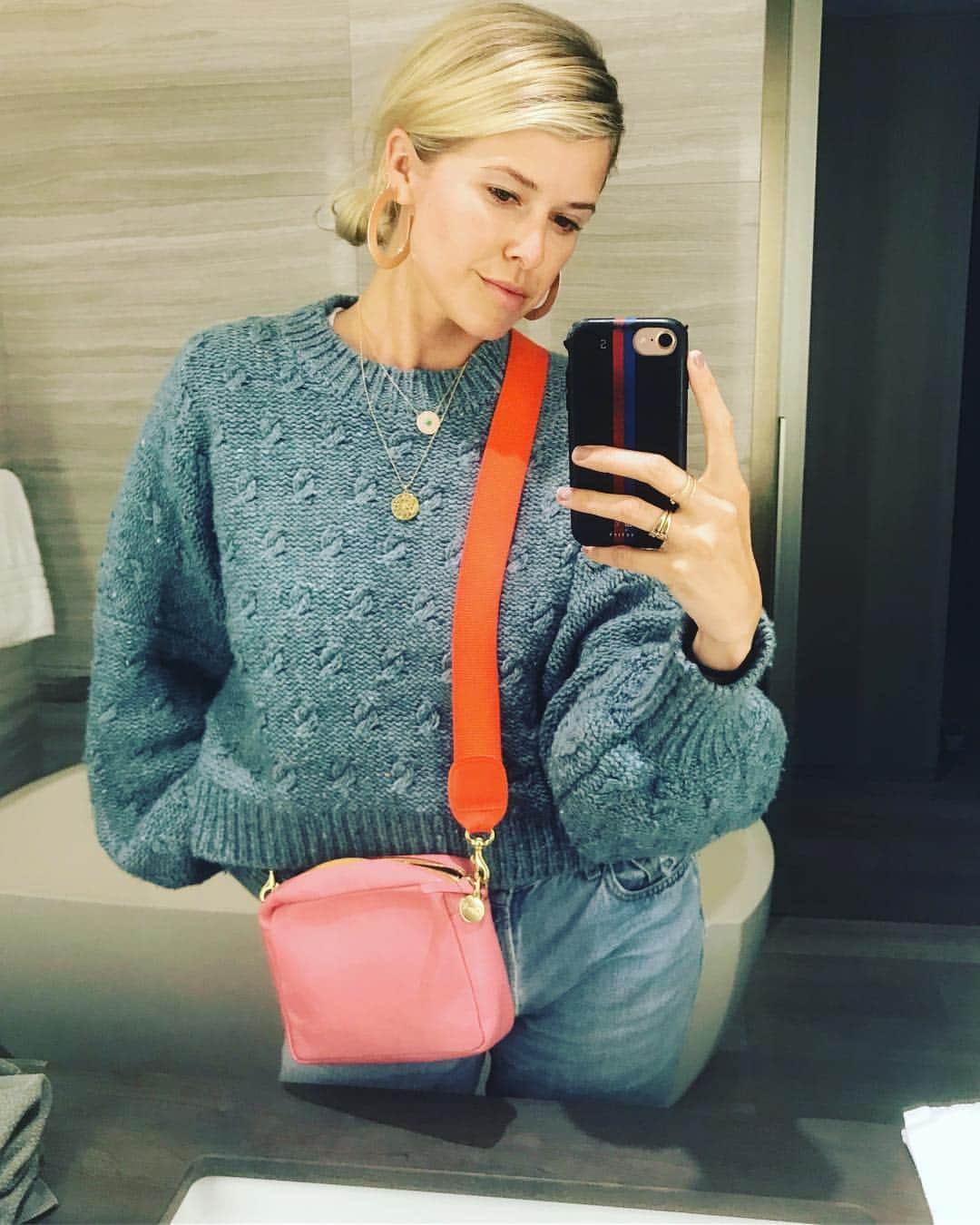 サラ・ライトさんのインスタグラム写真 - (サラ・ライトInstagram)「This bag goes with everything - or maybe I just love pink @shopclarev」5月10日 8時17分 - swrightolsen