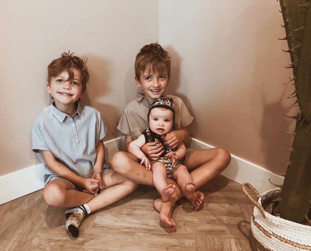 Cara Van Brocklinさんのインスタグラム写真 - (Cara Van BrocklinInstagram)「✨ Mother’s Day giveaway ✨ Okay ladies so some of you my think I’m crazy, but one of my favorite things to buy is clothes for my kids! I figured some of you may be the same way, so i thought it would be fun to do a big giveaway for the cutest kids stuff ever! Good luck to you all and also good luck not buying everything you see of their websites 😂! We teamed up to give one lucky winner: $500 credit to @ladidakids $500 credit to @mushie_co • To Enter: 1.Follow  @caraloren @ladidakids @mushie_co  2. Tag friends in separate comments below, Each tag= another entry! ✨Extra entry: Share to stories and tag us! That’s it! • Not affiliated with Instagram  Open worldwide  Good luck! 😘」5月10日 8時21分 - caraloren