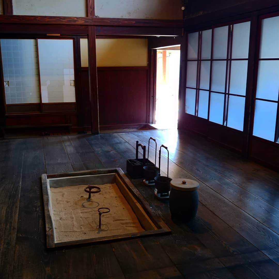 岩山立子さんのインスタグラム写真 - (岩山立子Instagram)「部屋（食堂）を温める暖房用囲炉裏だと思うのですが... 名古屋城でも見た事ありました」5月10日 8時21分 - jazzestme