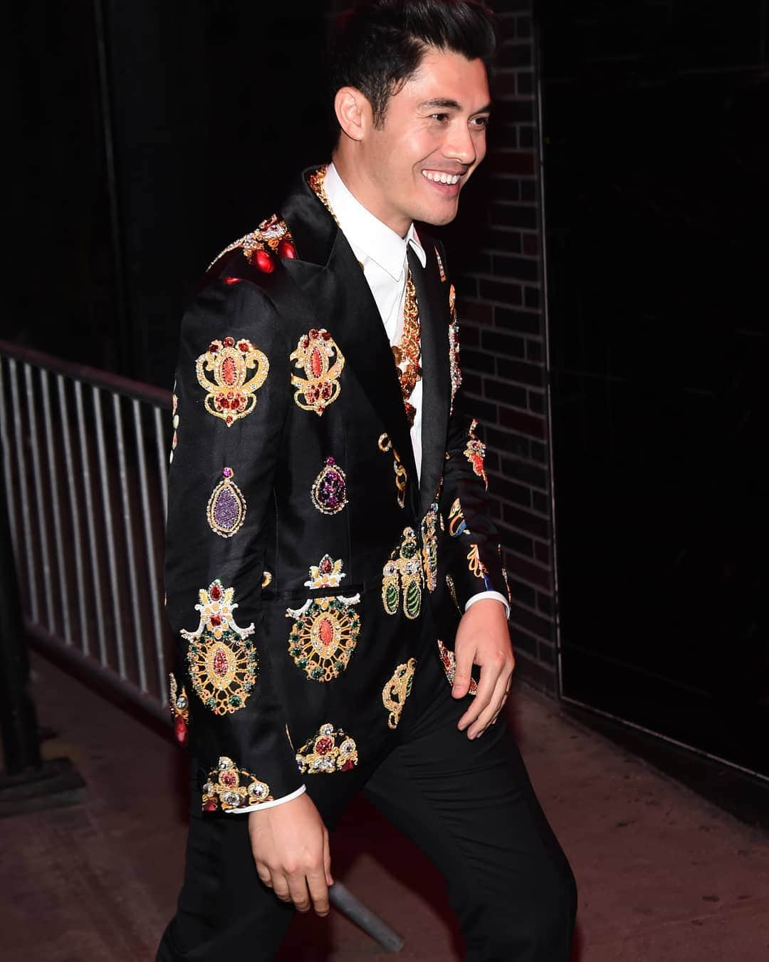 ジャンニヴェルサーチさんのインスタグラム写真 - (ジャンニヴェルサーチInstagram)「@henrygolding arrives to the #MetGala after party in a bespoke #AtelierVersace silk suit enriched with Swarovski crystal-embroidered heritage jewel motifs. #VersaceCelebrities #MetCamp」5月10日 8時26分 - versace