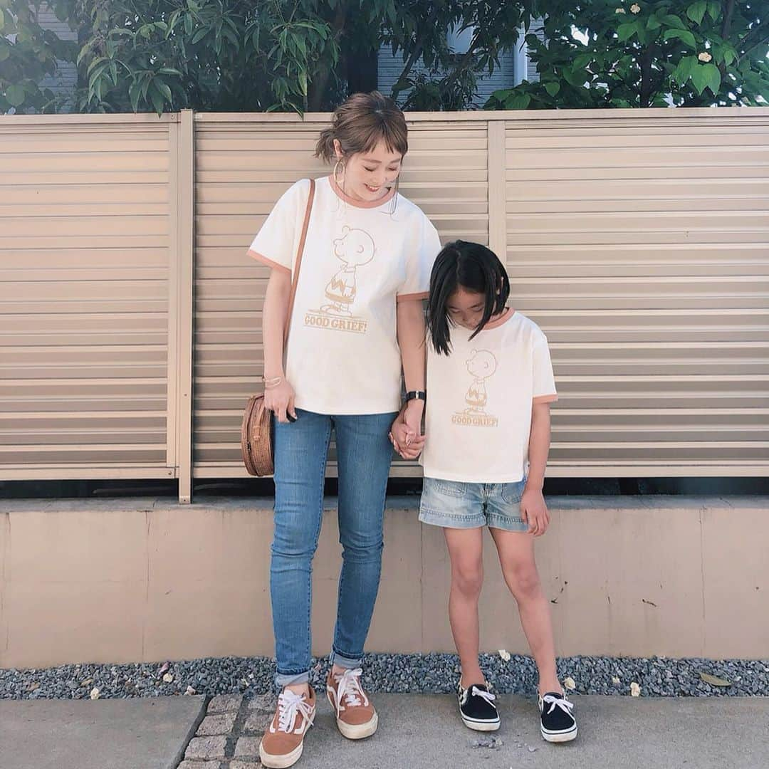 Kikuno Sayumiさんのインスタグラム写真 - (Kikuno SayumiInstagram)「〻Charlie Brown〻 ・ ・ ・ 2人で#チャーリーブラウン  のTシャツで#リンクコーデ 𓂃 ・ @a_trend_ld のもの。 ・ これめちゃくちゃ可愛すぎて一目惚れ😍淡い色も可愛すぎる♡♡#キャラT に抵抗がある人でも着やすいかも！ ・ 娘は122センチの身長で130を着用しているよ。 ・ ・ ・ 👩 tops▶ @a_trend_ld bottoms▶ @uniqlo bag▶ @katrin_tokyo ・ 👧 tops▶ @a_trend_ld shoes▶ @vansjapan ・ ・ ・ #ファッション#コーデ#fashion#ママ#ママコーデ#あおちゃんコーデ #プチプラコーデ#大人カジュアル#ヘアアレンジ#大人可愛い#ジユジョ#패션스타그램#옷스타그램#오오티디#シンプルコーデ#158cmコーデ #158cm #夏コーデ#マタニティコーデ #親子リンクコーデ #ぷんにー#妊娠7ヶ月#VANS#オールドスクール#マタニティデニム#マタニティウルトラストレッチジーンズ」5月10日 8時29分 - sayumikikuno