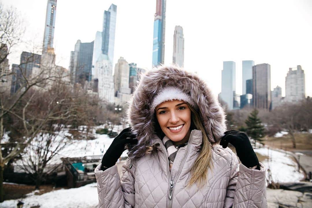 ナターリア・ガウジオのインスタグラム：「Tbt daquele momento que você está congelando mas finge plenitude na foto... Missing the concrete jungle!! 😍❄️☃️🏙✨🗽🔙❤️ #newyork #concretejungle #love #frozen #snow #cold #nyc #manhattan #centralpark #tbt」