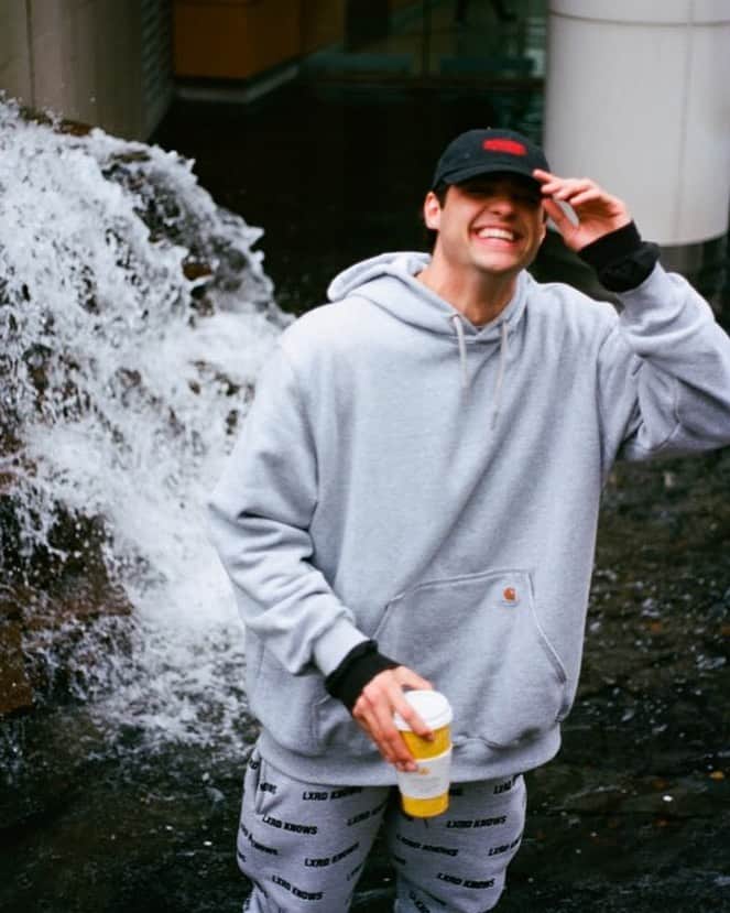 ノア・センティネオのインスタグラム：「Stay cozy (and dry) my friends」
